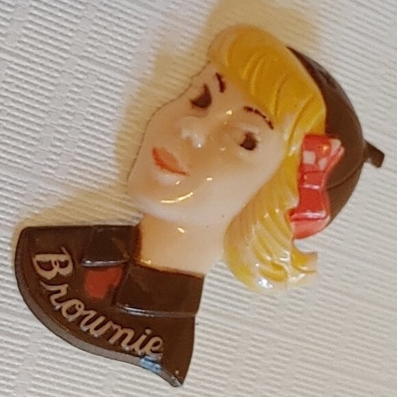 Girl Scouts PIN Vintage 1950's BROWNIE Blonde Hair Plastic - Picture 1 of 2